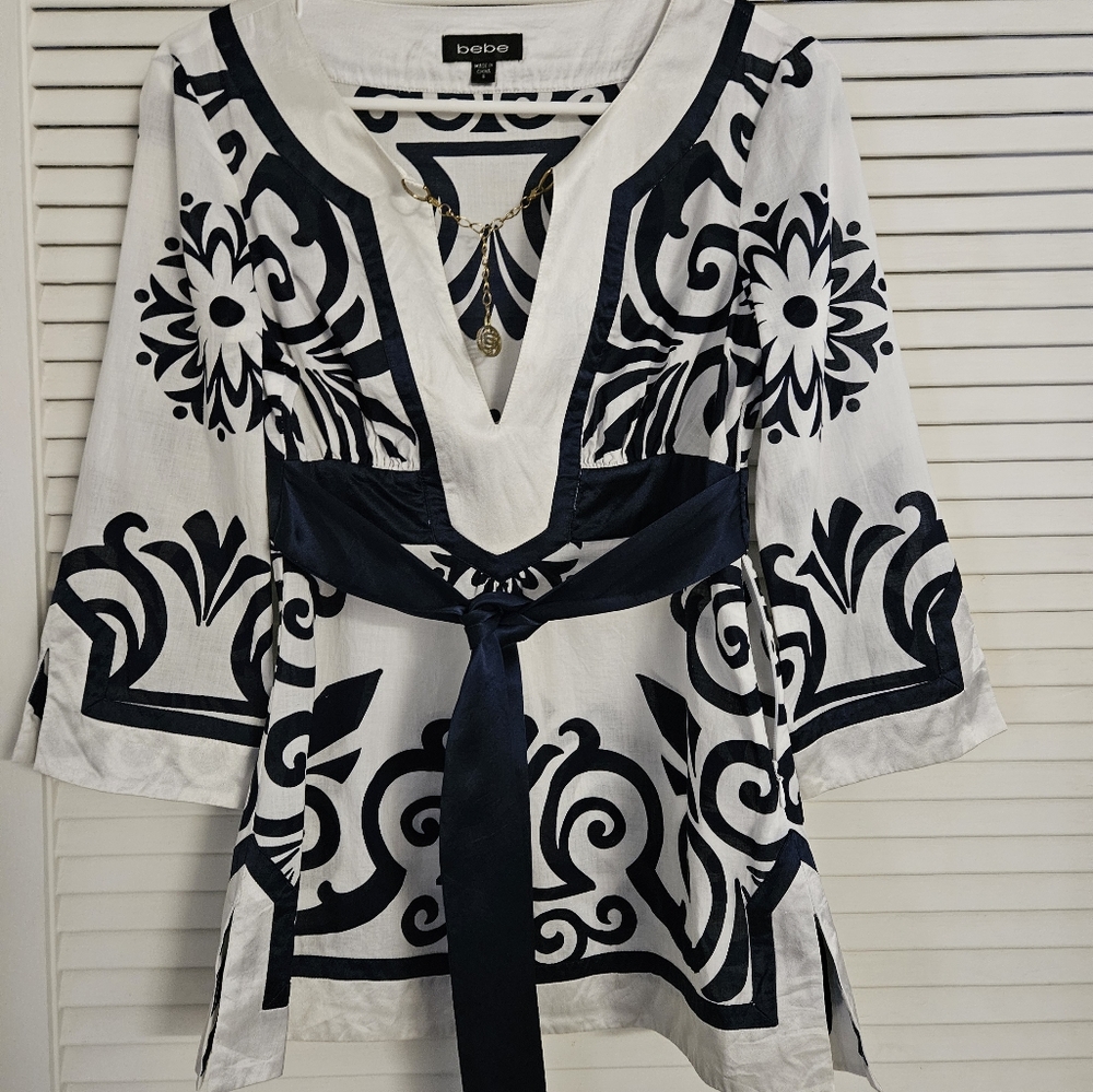 Bebe Vintag top kimono style flair sleeves. Great for Vacation dress up or down.